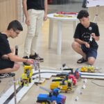 com carrinho autonomo e maquete simulando sistema eletrico jovens cooperativistas encerram edicao 2025 jcc 2025 robotica por ana paula nesi 1