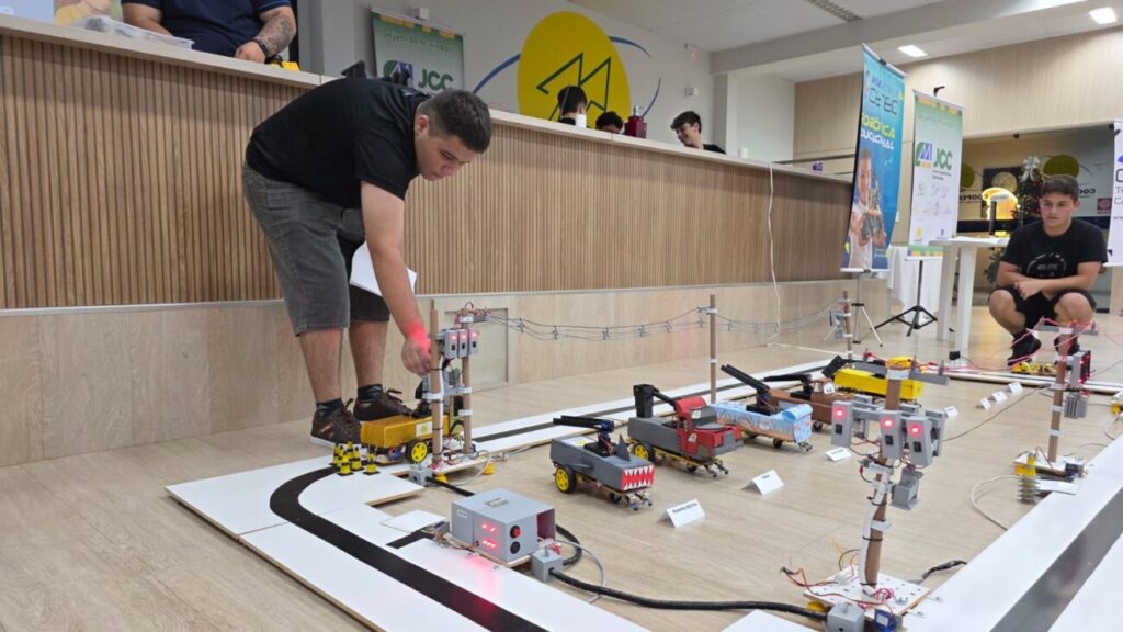 com carrinho autonomo e maquete simulando sistema eletrico jovens cooperativistas encerram edicao 2025 jcc 2025 robotica por ana paula nesi 3