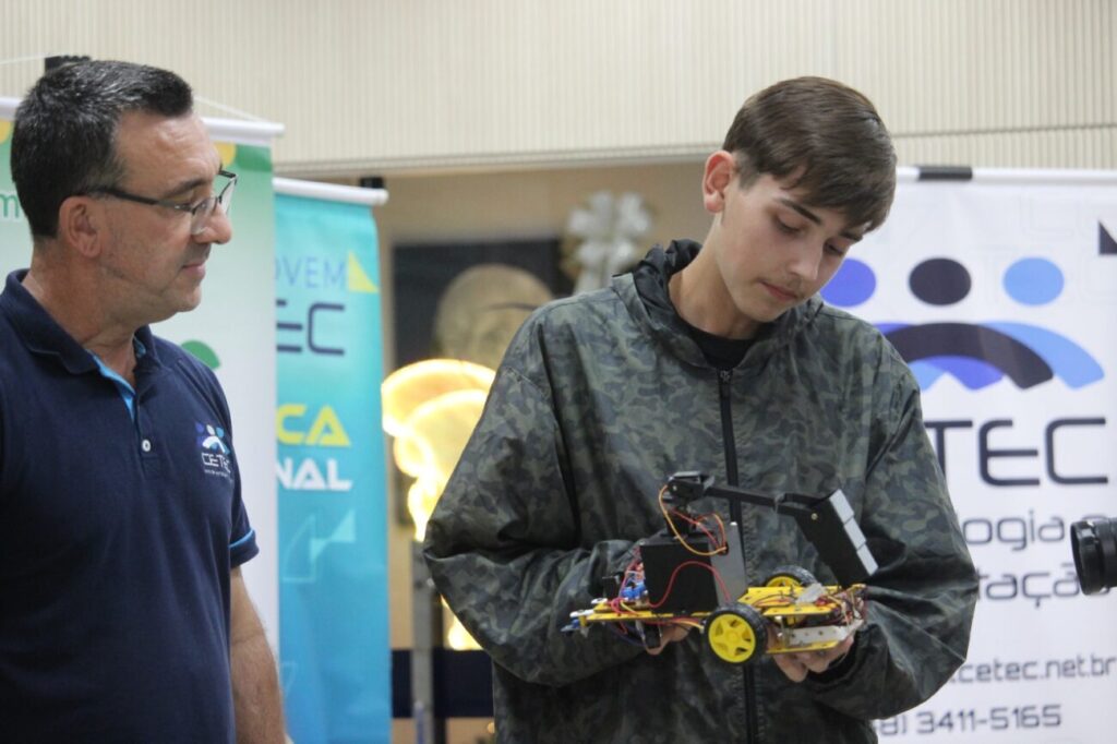 com carrinho autonomo e maquete simulando sistema eletrico jovens cooperativistas encerram edicao 2025 jcc 2025 robotica por ana paula nesi 5