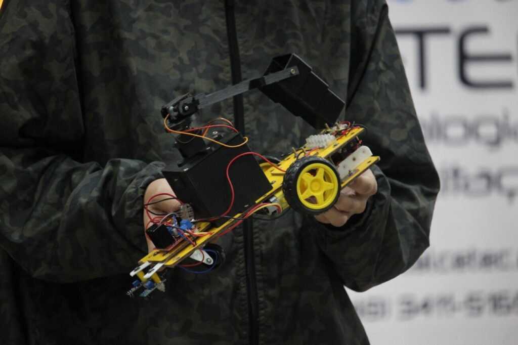 com carrinho autonomo e maquete simulando sistema eletrico jovens cooperativistas encerram edicao 2025 jcc 2025 robotica por ana paula nesi 6