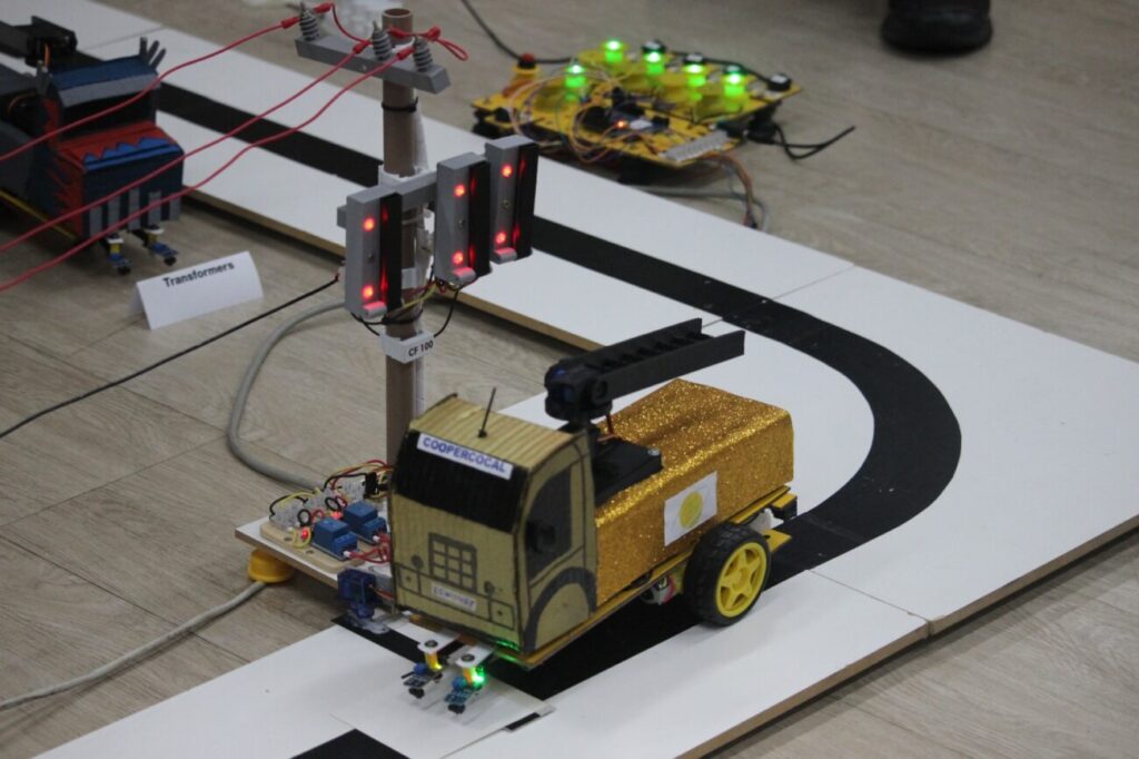 com carrinho autonomo e maquete simulando sistema eletrico jovens cooperativistas encerram edicao 2025 jcc 2025 robotica por ana paula nesi 7