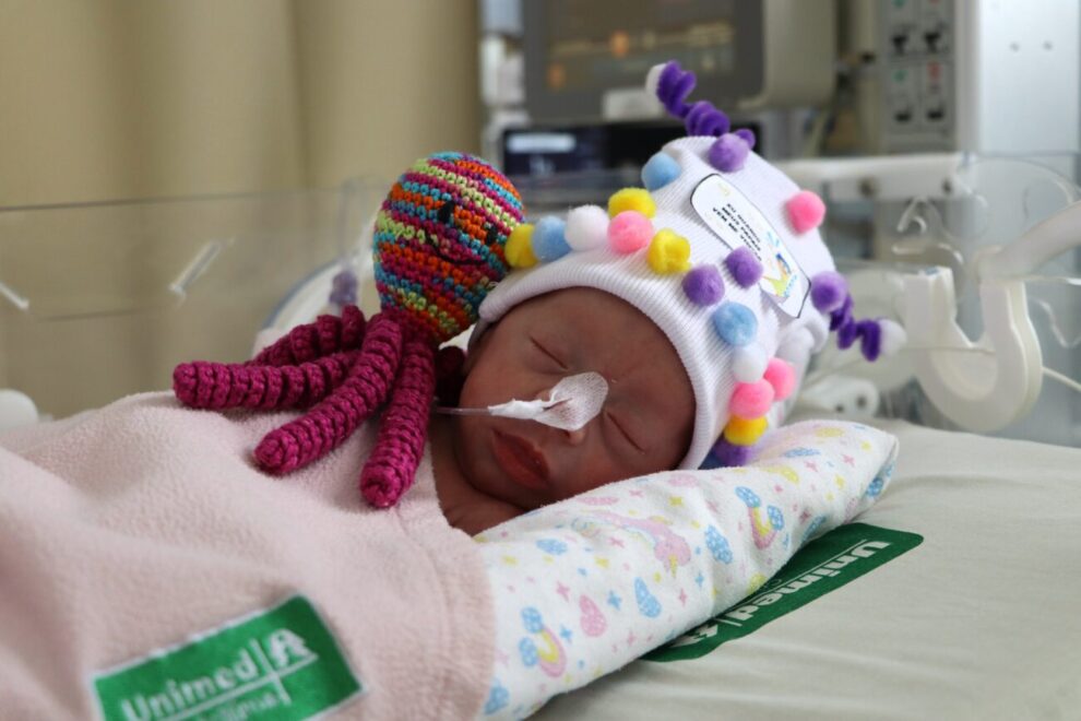 toucas malucas e polvo gigante marcam acoes da uti neonatal no hospital unimed criciuma pelo dia da prematuridade touca maluca 1