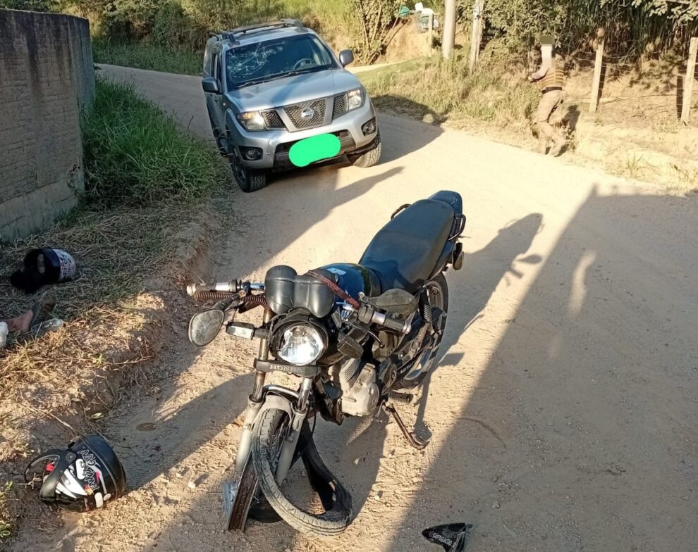colisao frontal entre moto e carro e registrada no rio perso img 20251220 wa0102