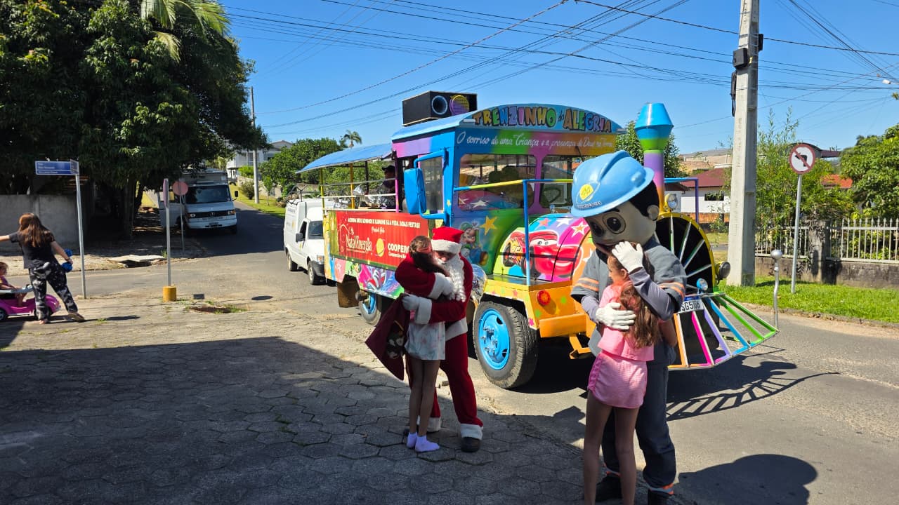 trenzinho de natal da coopercocal leva alegria esperanca e emocao as comunidades trenzinho de natal coopercocal por ana paula nesi 2