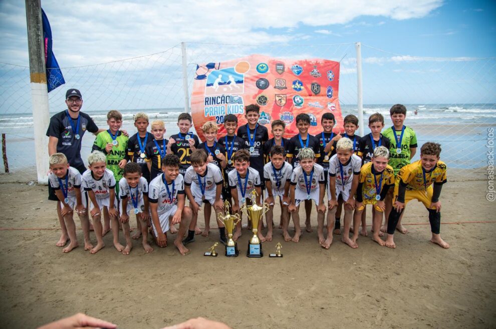 anjos do futsal dominam campeonato de areia e fazem final historica entre equipes do projeto anjos do futsal 3