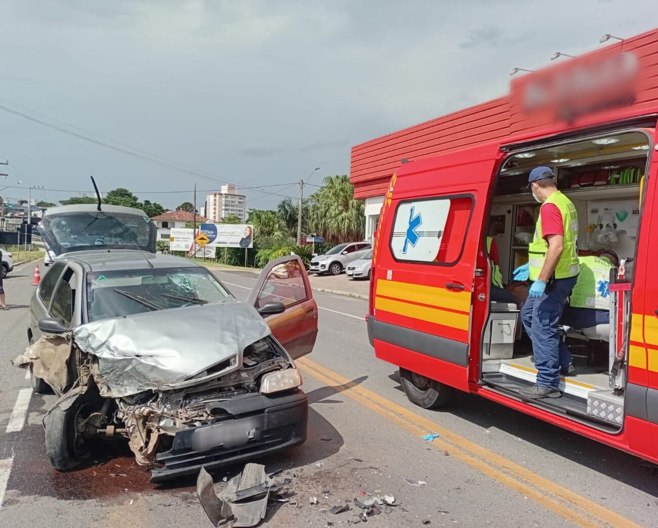 colisao traseira deixa homem ferido na sc 108 em cocal do sul acidente envolvendo carro e caminhao aconteceu no inicio da tarde no bairro centro img 20260108 wa0012