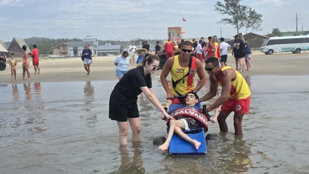 parceria entre apae de cocal do sul e cbmsc proporciona dia de praia com acessibilidade a alunos 20260129 100009