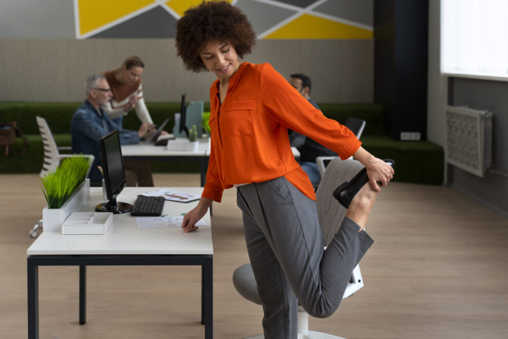 sedentarismo invisivel parte 2 o que fazer na pratica sem complicar woman office stretching work day