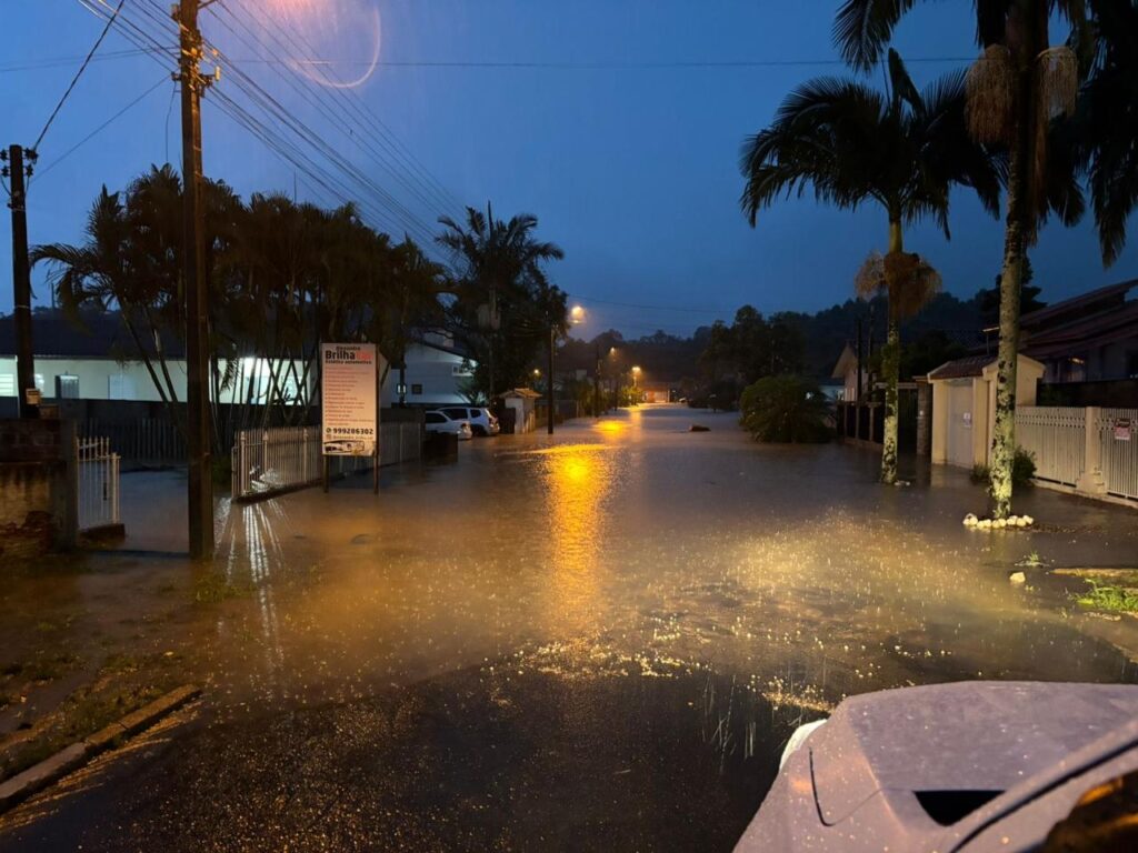 apos chuva intensa moradores e equipes da prefeitura iniciam limpeza e contabilizacao de prejuizos 1000204909