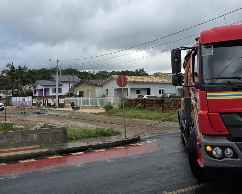 apos chuva intensa moradores e equipes da prefeitura iniciam limpeza e contabilizacao de prejuizos 1000205237