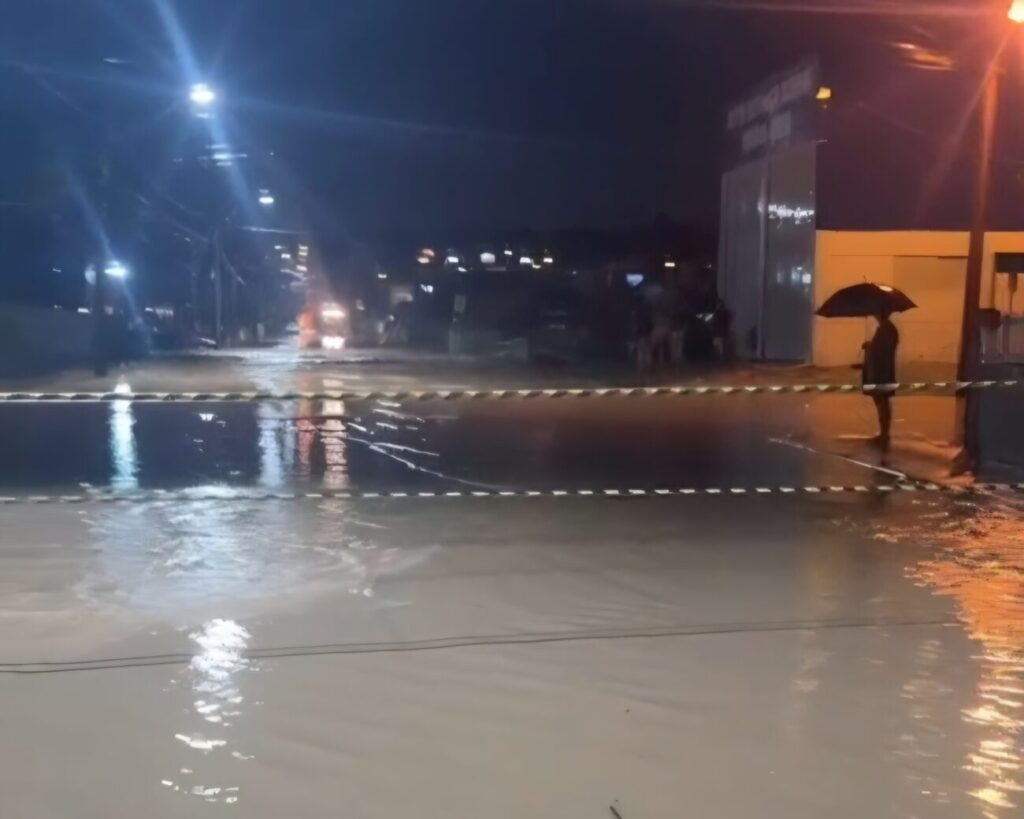 apos chuva intensa moradores e equipes da prefeitura iniciam limpeza e contabilizacao de prejuizos 1000205295