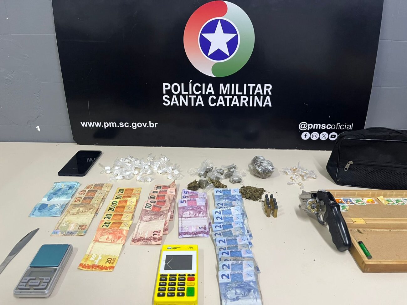 policia militar apreende drogas e arma em acao contra o trafico em cocal do sul img 20260205 wa0052