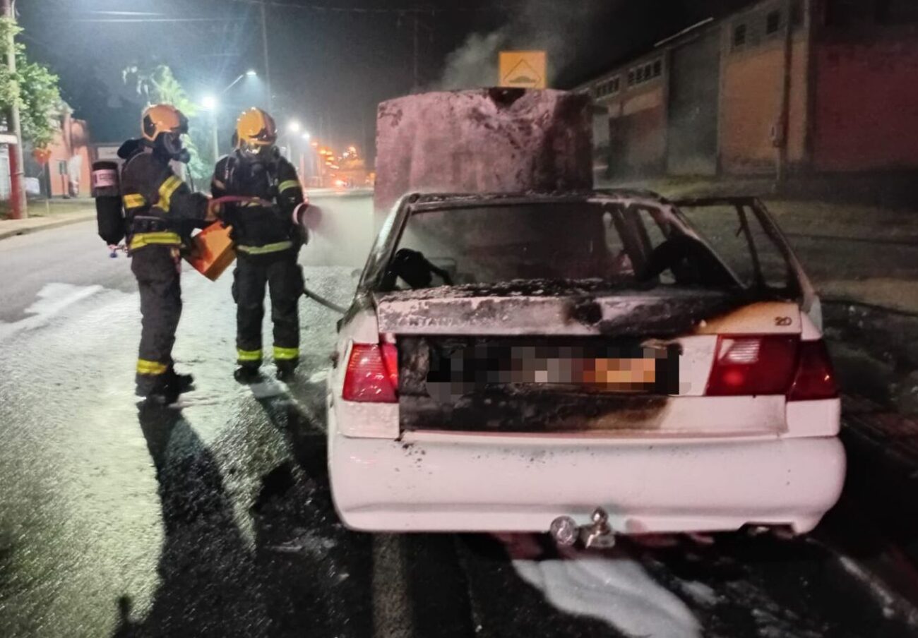 carro e destruido por incendio no centro de cocal do sul whatsapp image 2026 03 19 at 01.43.40 e1773927704982