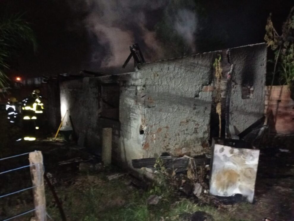 incendio atinge edicula no bairro uniao em cocal do sul img 20260422 wa0001