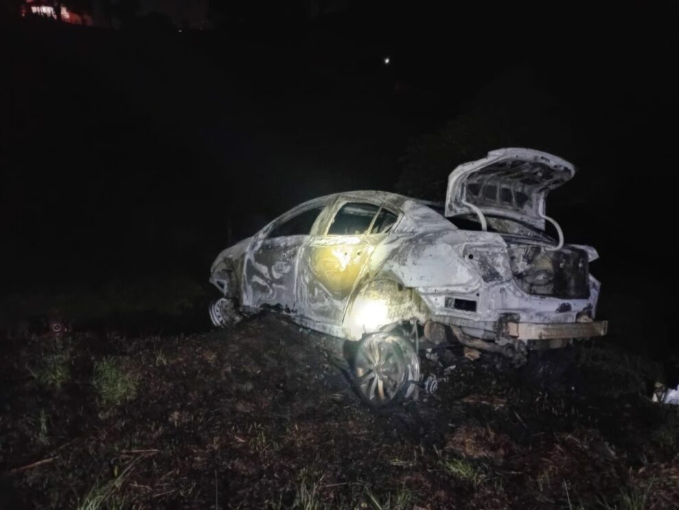 motorista e resgatado antes de carro ser destruido por incendio em cocal do sul whatsapp image 2026 05 07 at 08.15.23