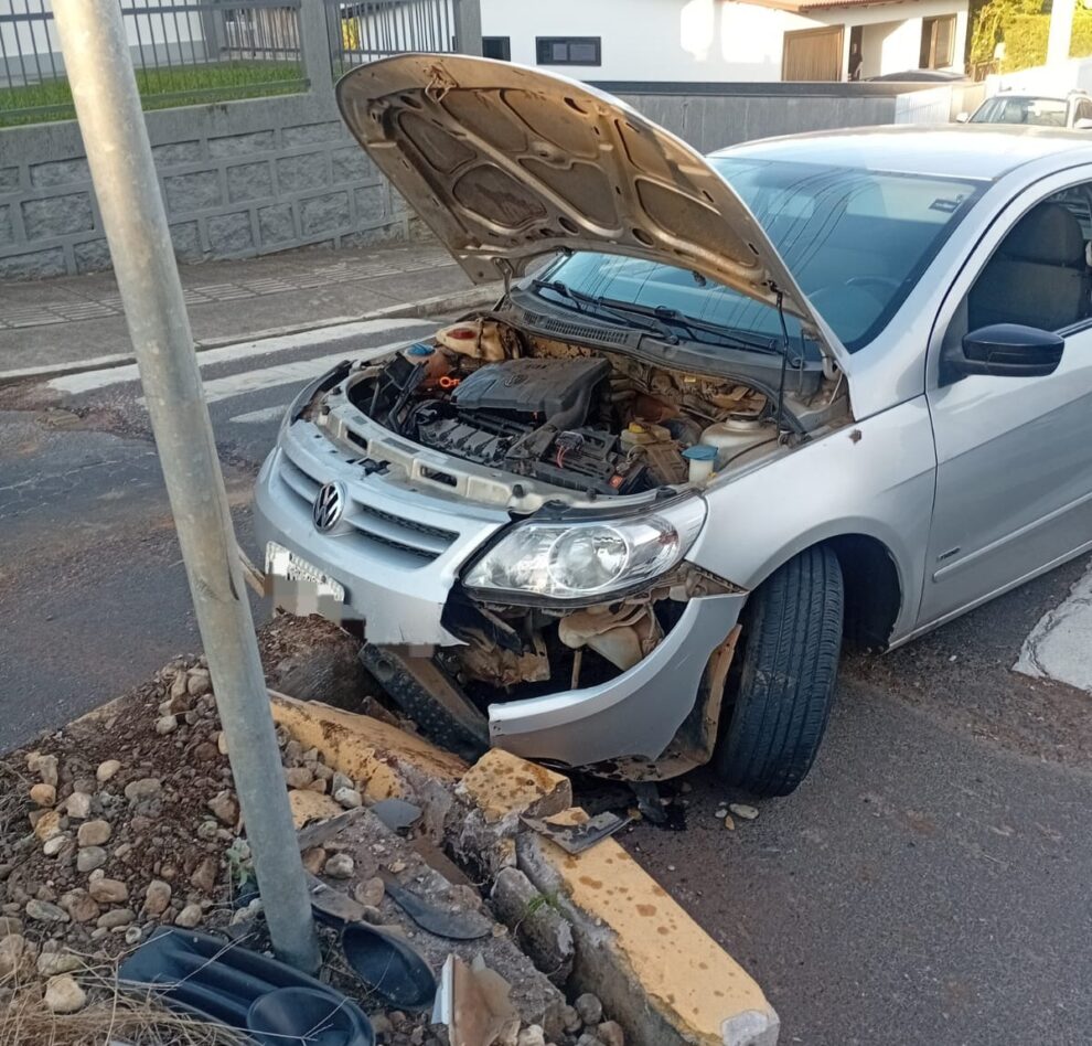 motorista fica ferido apos colisao contra placa no centro de cocal do sul img 20260501 wa0017