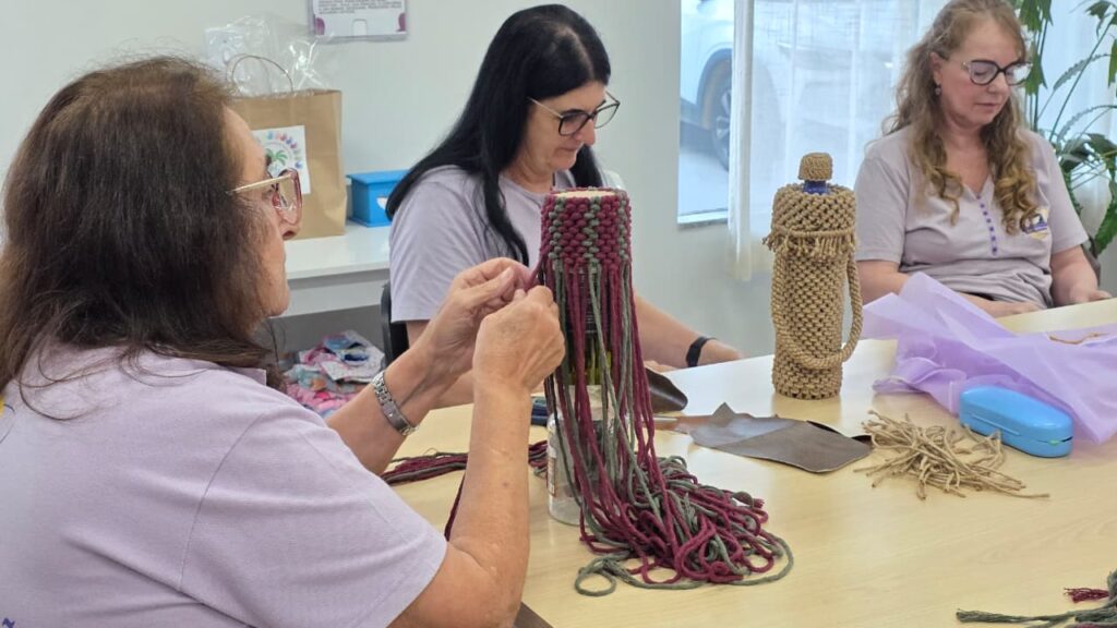 mulheres artesas mantem viva a tradicao do trabalho manual em cocal do sul mulheres artesas coopercocal por ana paula nesi 2
