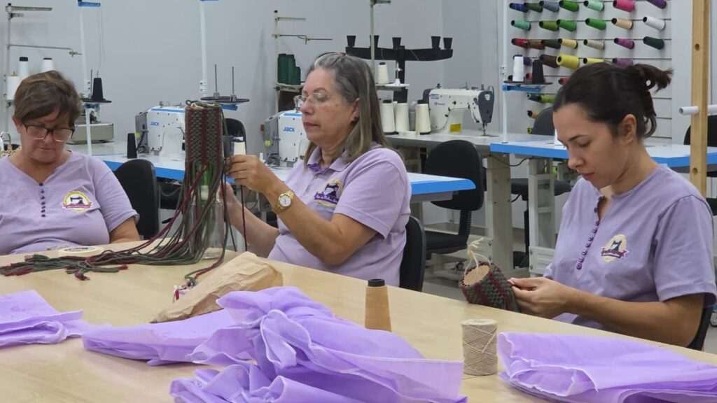 mulheres artesas mantem viva a tradicao do trabalho manual em cocal do sul mulheres artesas coopercocal por ana paula nesi 5