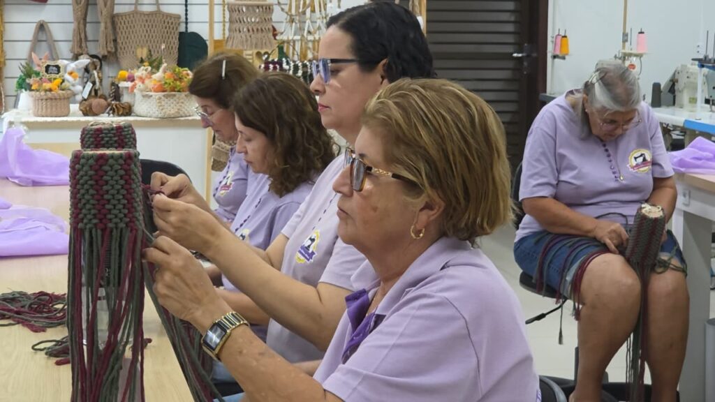 mulheres artesas mantem viva a tradicao do trabalho manual em cocal do sul mulheres artesas coopercocal por ana paula nesi 6