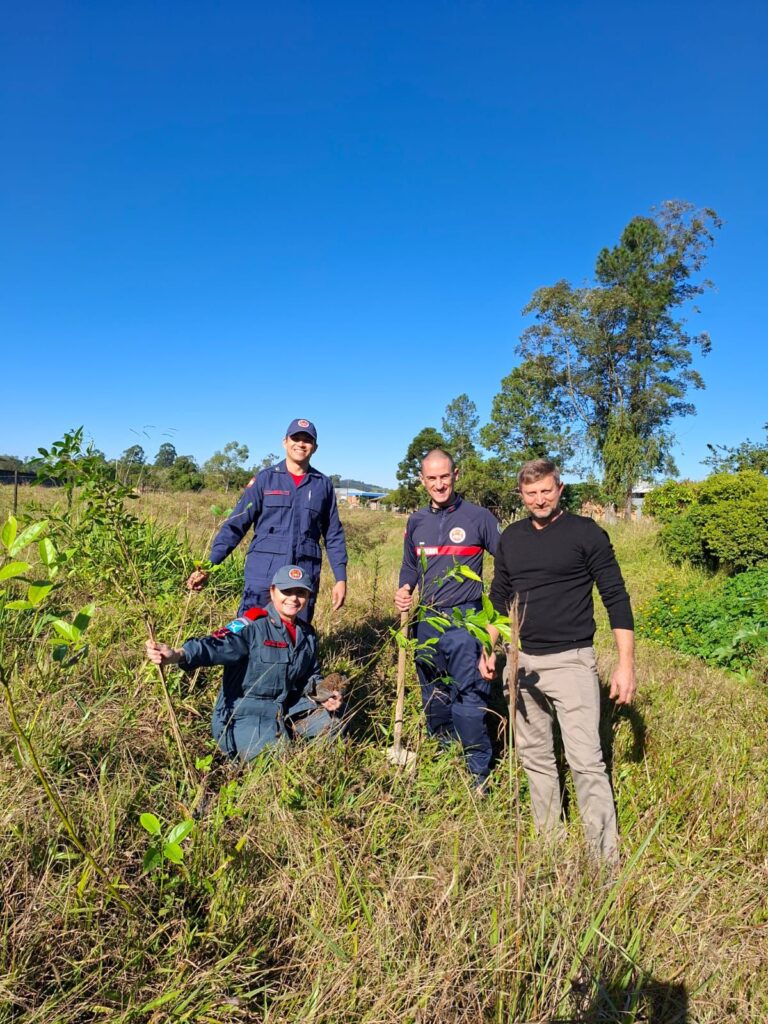 projeto ambiental dos bombeiros ultrapassa a marca de 500 mudas plantadas no sul catarinense whatsapp image 2026 06 16 at 17.49.23