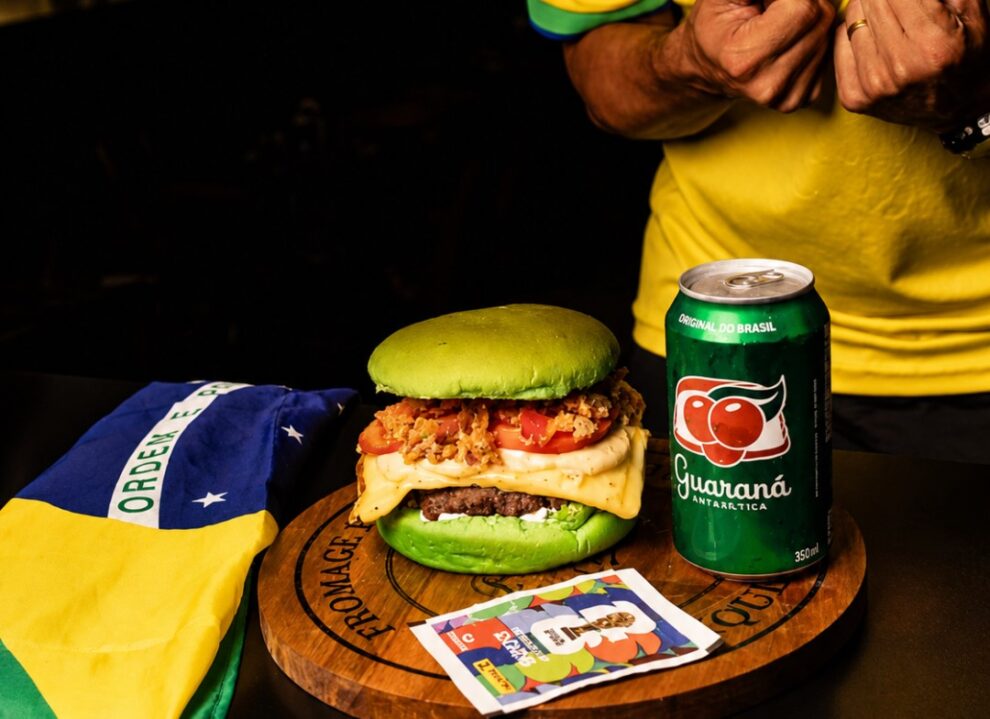 una birra pub entra no clima da copa com hamburgueres tematicos chopp promocional e transmissao dos jogos do brasil ddddddd