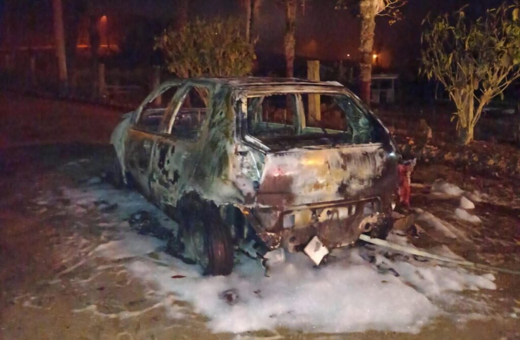 veiculo e destruido por incendio em cocal do sul 1000309235