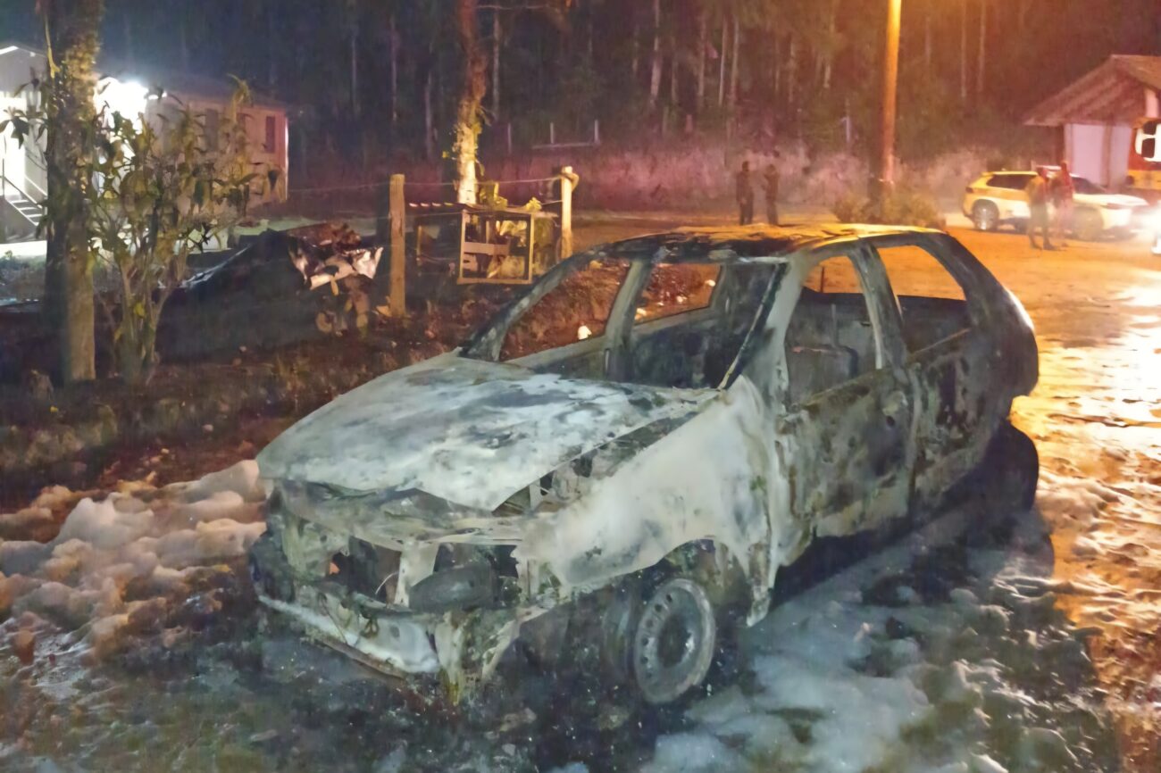 veiculo e destruido por incendio em cocal do sul img 20260609 wa0004