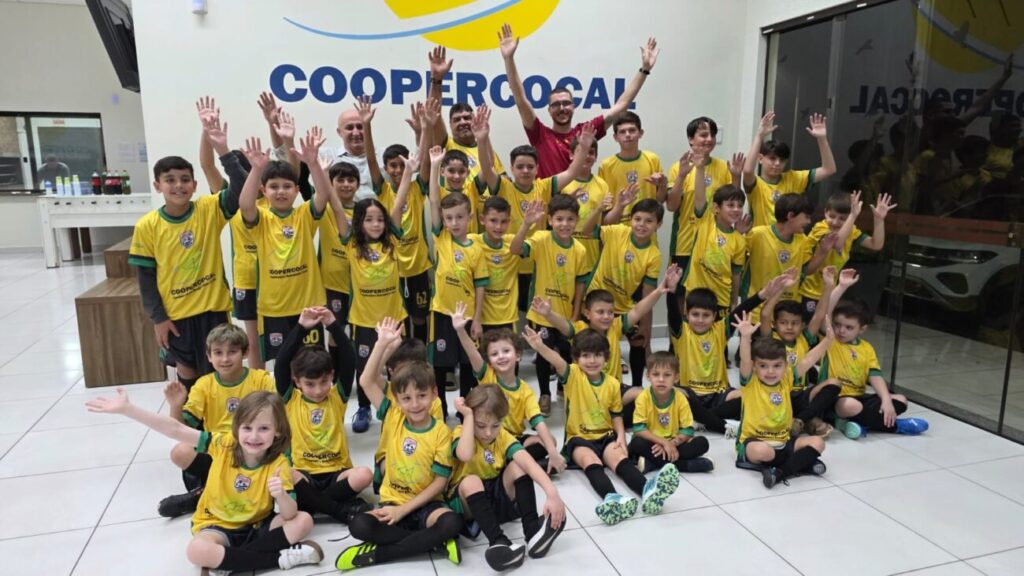 coopercocal entrega uniformes e celebra crescimento da escolinha de futebol suico uniforme escoinhas cooper por ana paula nesi 1