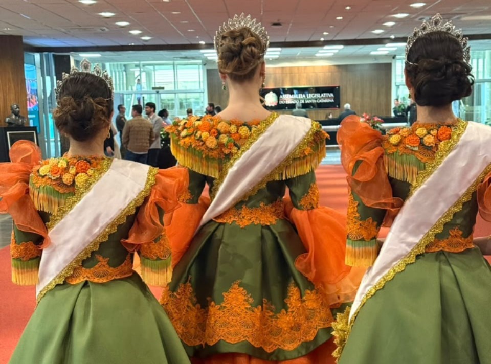 da renda ao croche vestidos da corte da cocalfest ganham destaque pelos detalhes da renda ao croche vestidos da corte da cocalfest ganham destaque pelos detalhes