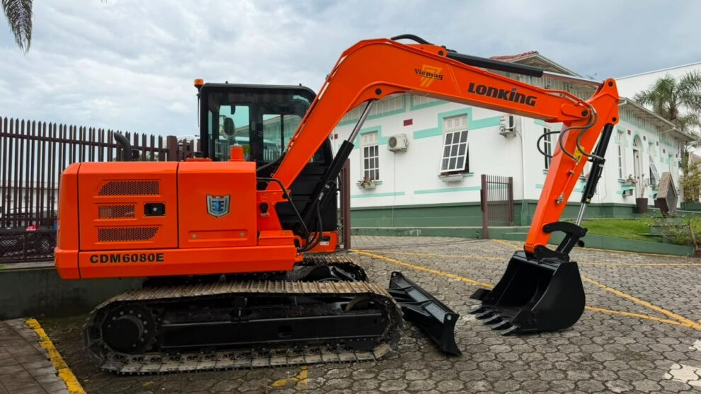 nova escavadeira reforca obras de drenagem e mobilidade em cocal do sul whatsapp image 2026 08 06 at 14.16.52