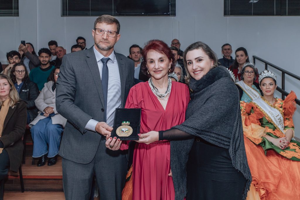 cocal do sul celebra 35 anos com sessao solene e entrega da medalha do merito legislativo auria medalha do merito legislativo por elaine zomer 1 1024x682 cocal do sul celebra 35 anos com sessao solene