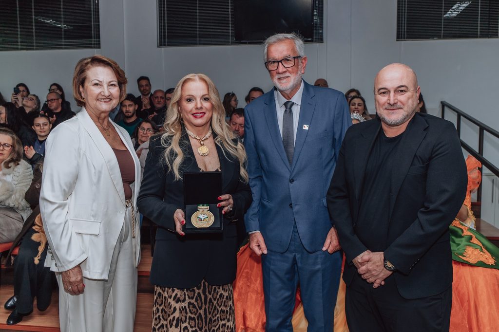 cocal do sul celebra 35 anos com sessao solene e entrega da medalha do merito legislativo elaine medalha do merito legislativo por elaine zomer 2 1024x682 cocal do sul celebra 35 anos com sessao solen