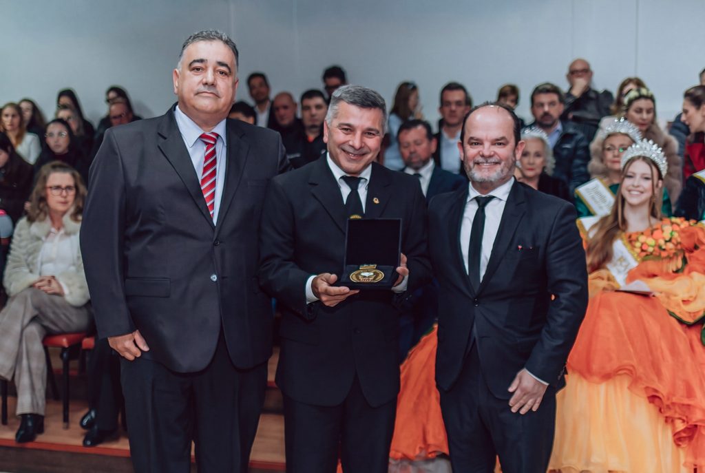 cocal do sul celebra 35 anos com sessao solene e entrega da medalha do merito legislativo geraldo medalha do merito legislativo por elaine zomer 3 1024x687 cocal do sul celebra 35 anos com sessao sole