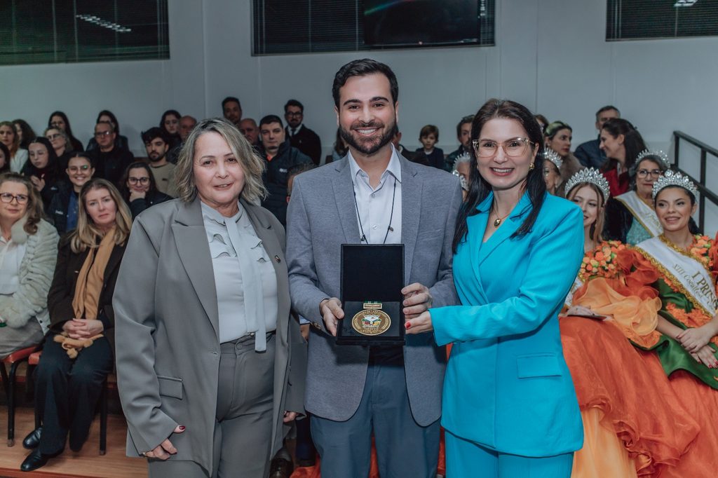 cocal do sul celebra 35 anos com sessao solene e entrega da medalha do merito legislativo jonatas medalha do merito legislativo por elaine zomer 4 1024x682 cocal do sul celebra 35 anos com sessao sole