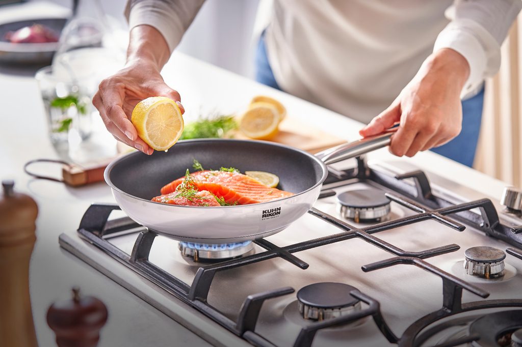 compra da semana vira projeto na cozinha bistek chega a 11a campanha de selos e a colecao da vez traz panelas de marca suica campanha selos bistek 3 1024x682 compra da semana vira projeto na cozinha b