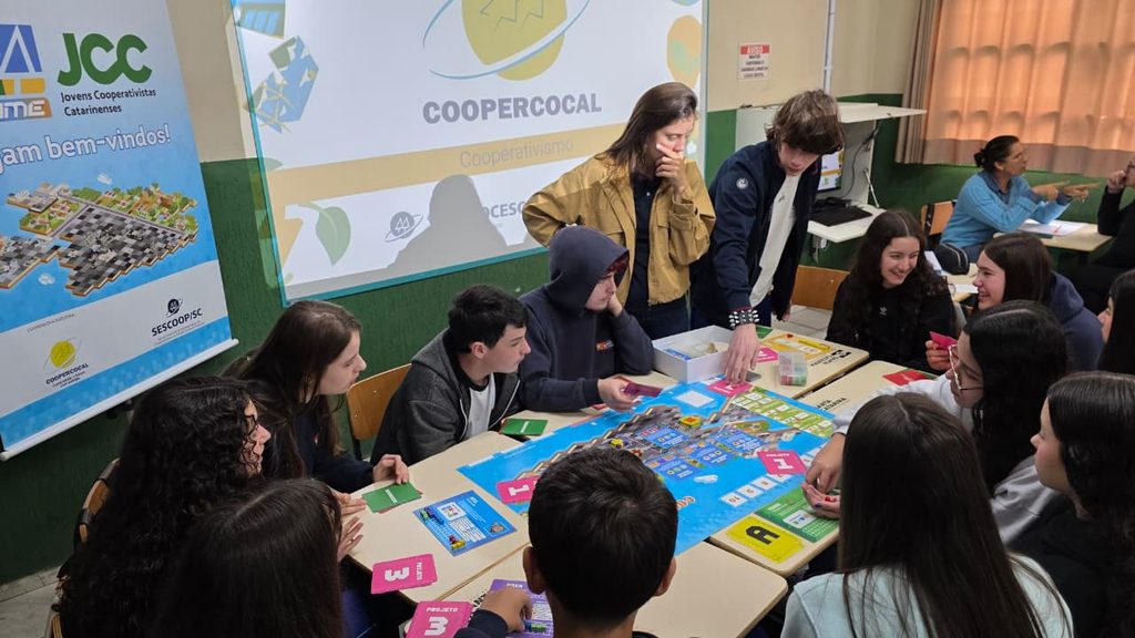 coopercocal leva programa jovens cooperativistas para dentro das escolas em novo formato de games jcc game schuler por ana paula nesi 5 1024x576 coopercocal leva programa jovens cooperativistas para d