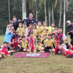 coopercocalfutmouro conquista titulo nas duas categorias do festival de escolinhas em cocal do sul campeoes sub9 e 11 festival escolinhas masc. 2026 por ana paula nesi 1