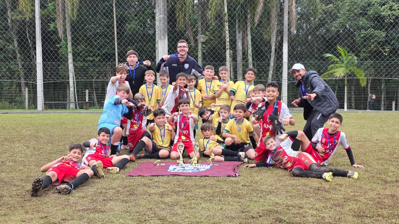 coopercocalfutmouro conquista titulo nas duas categorias do festival de escolinhas em cocal do sul campeoes sub9 e 11 festival escolinhas masc. 2026 por ana paula nesi 1