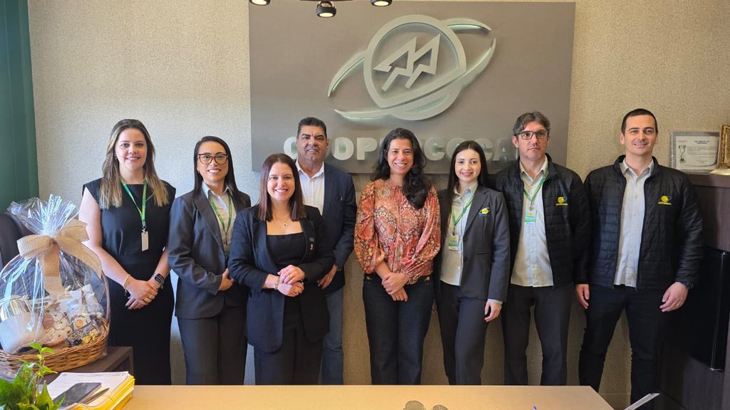diretora da aneel conhece de perto trabalho que faz da coopercocal referencia nacional agnes aneel coopercocal por ana paula nesi 2 1024x576 diretora da aneel conhece de perto trabalho que faz da coop