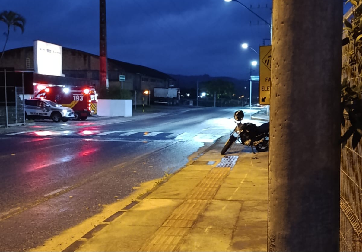 motociclista de 18 anos fica ferido apos bater em poste em cocal do sul acidente aconteceu no fim da tarde desta terca feira 1o na rua ambrosio dallo no centro img 20260901 wa0121