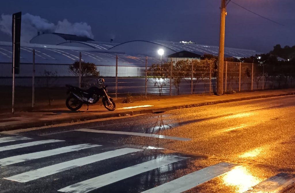 motociclista de 18 anos fica ferido apos bater em poste em cocal do sulacidente aconteceu no fim da tarde desta terca feira 1o na rua ambrosio dallo no centro 1000395031 1024x672 motociclista de 18 an