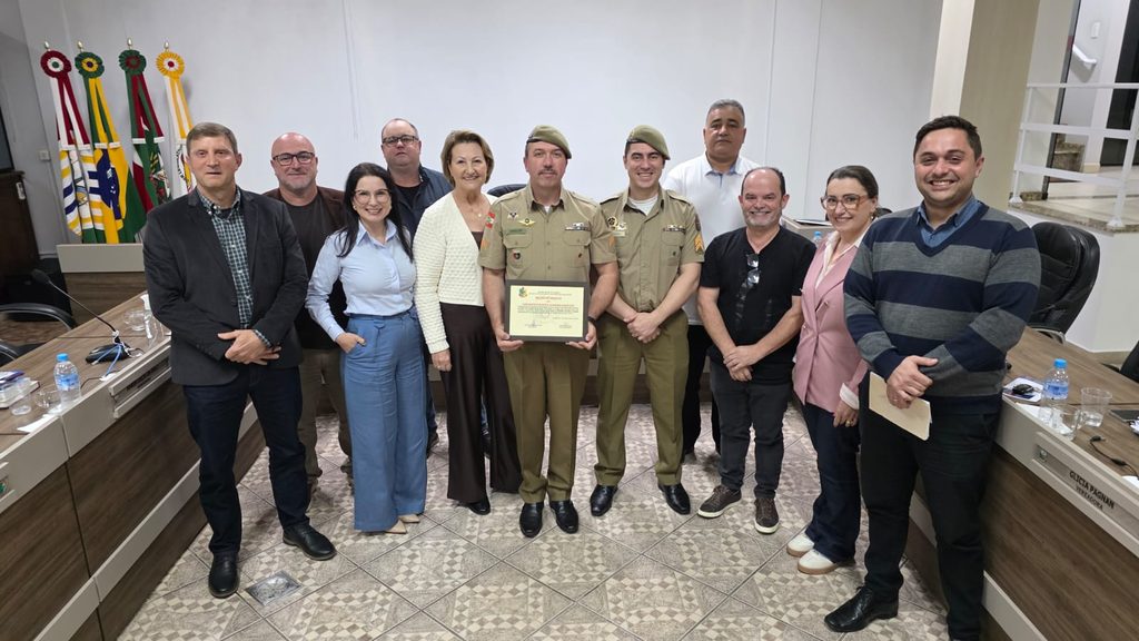 camara homenageia sargento danielski por 15 anos de atuacao no proerd em cocal do sul mocao proerd danielski por ana paula nesi 3 1024x576 camara homenageia sargento danielski por 15 anos de atuacao n