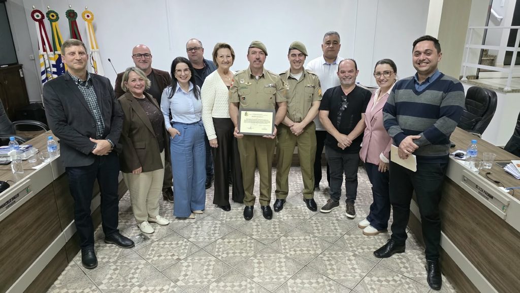 camara homenageia sargento danielski por 15 anos de atuacao no proerd em cocal do sul mocao proerd danielski por ana paula nesi 4 1024x576 camara homenageia sargento danielski por 15 anos de atuacao n