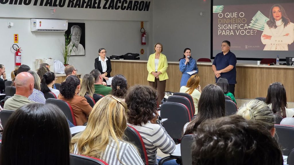 escola do legislativo leva conhecimento sobre financas e construcao de patrimonio a comunidade escola do legislativo financeira karen por ana paula nesi 1 1024x576 escola do legislativo leva conhecime
