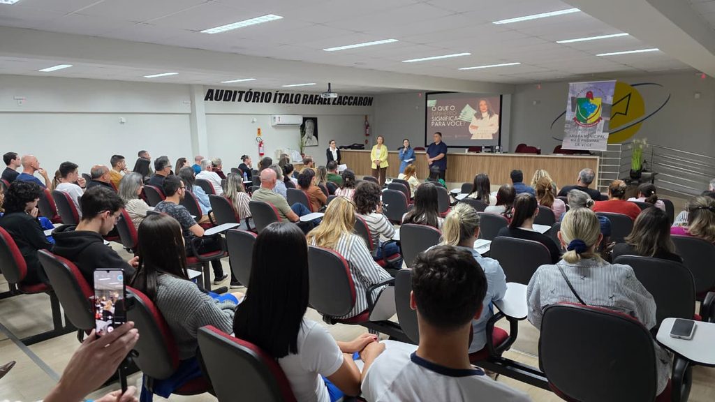 escola do legislativo leva conhecimento sobre financas e construcao de patrimonio a comunidade escola do legislativo financeira karen por ana paula nesi 8 1024x576 escola do legislativo leva conhecime