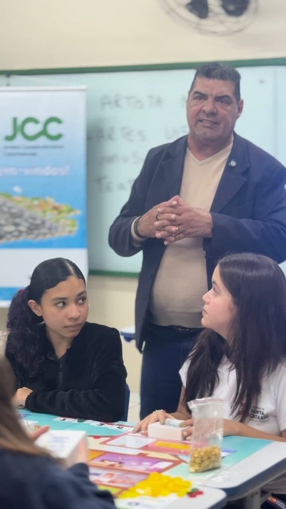 jcc game leva cooperativismo para dentro da sala de aula e conclui atividades jcc game 2026 divulgacao 1 576x1024 jcc game leva cooperativismo para dentro da sala de aula e conclui atividades jcc game